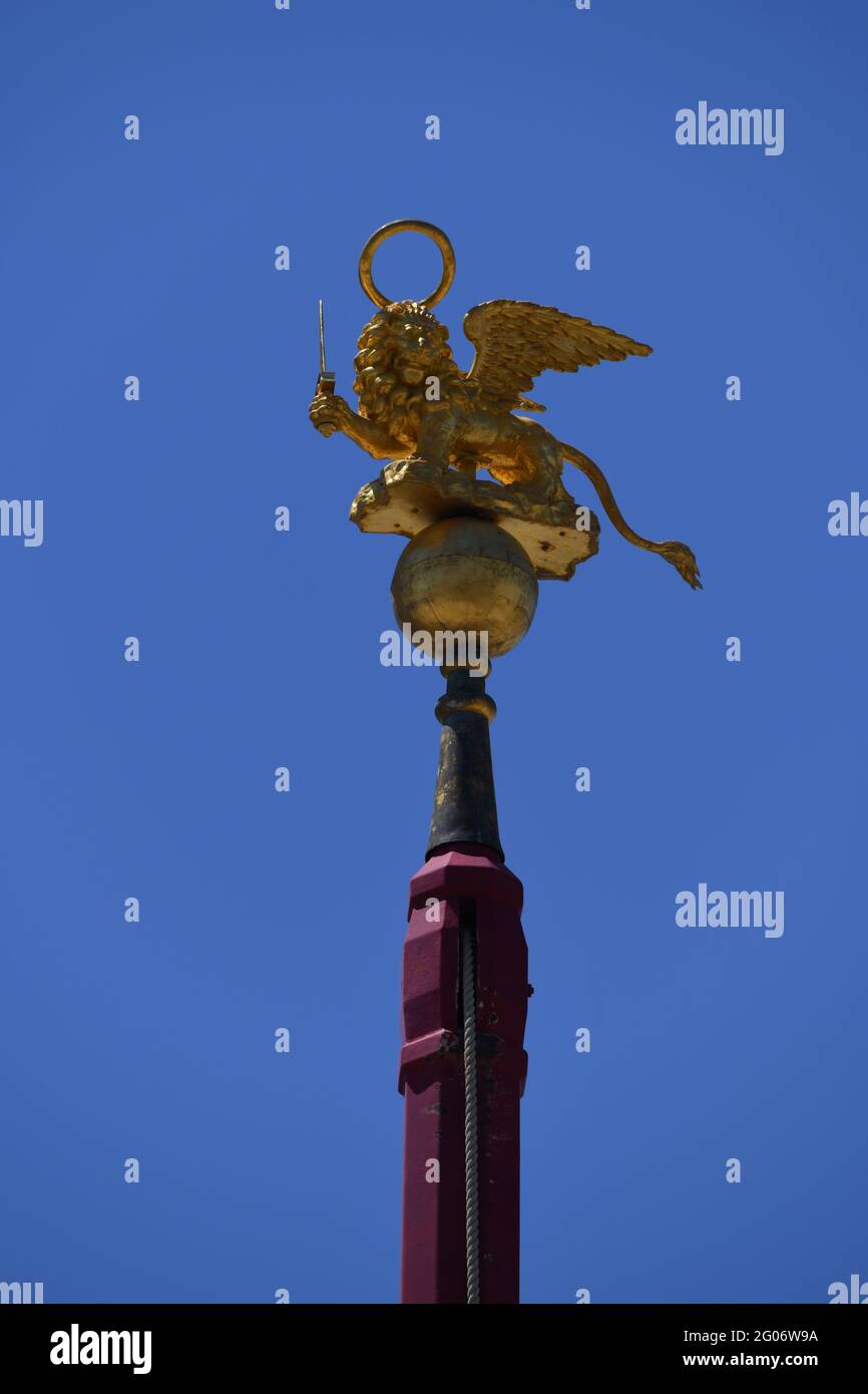das Wahrzeichen Veneigs, der goldene Löwe - Markuslöwe - au der Piazzetta San Marco gegen den strahlend blauen Himmel nach dem Lock down im Mai 2021 Banque D'Images