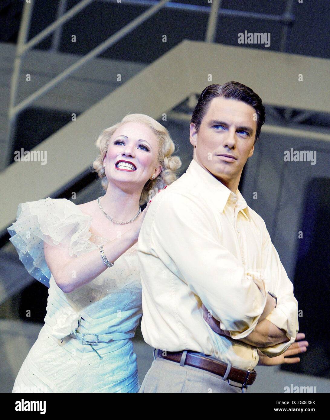 Mary Stockley (Hope Harcourt), John Barrowman (Billy Crocker) In ANYTHING GOES at the Olivier Theatre, National Theatre (NT), London SE1 18/12/2002 musique et paroles: Cole porter livre original: P. G. Wodehouse, Guy Bolton, Howard Lindsay & Russel Crouse nouveau livre: Timothy Crouse & John Weidman costumes ensemble design: John Gunter: Anthony Powell éclairage: David Hersey chorégraphie: Stephen Mear réalisateur: Trevor Nunn Banque D'Images