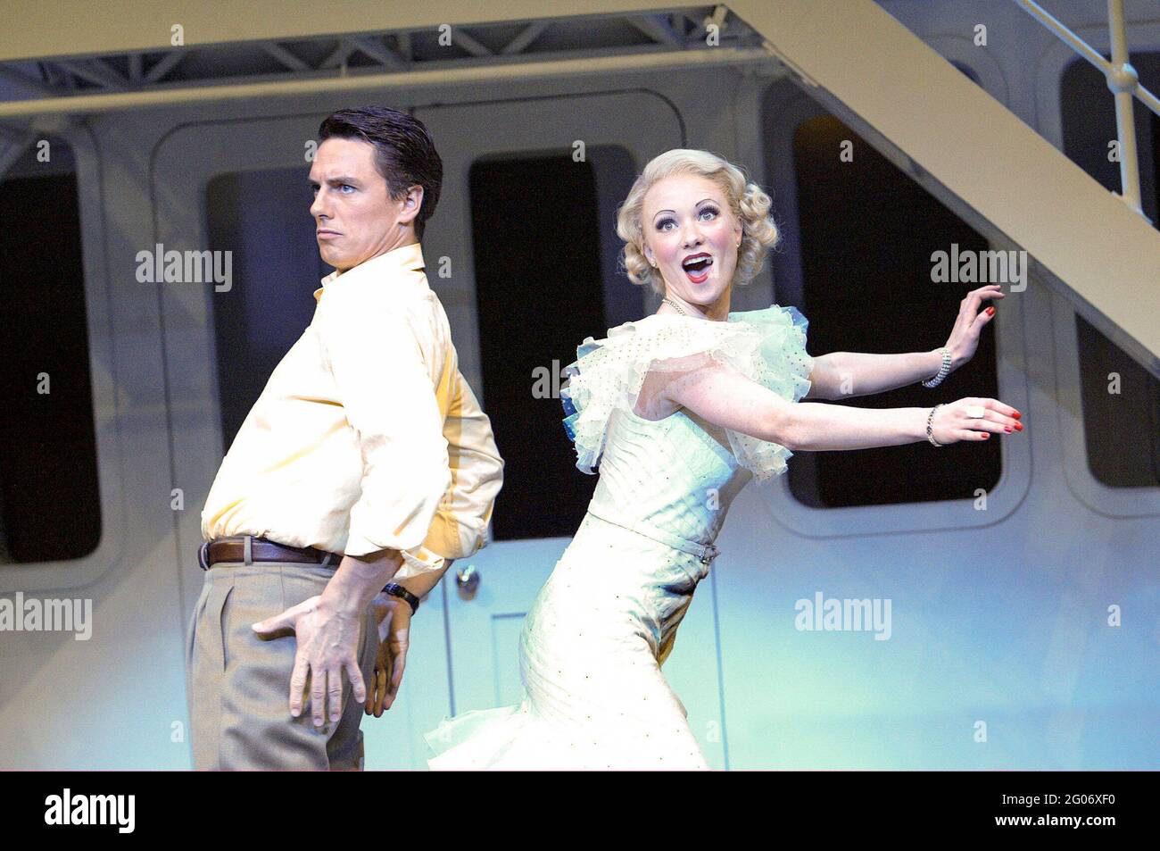 John Barrowman (Billy Crocker), Mary Stockley (Hope Harcourt) In ANYTHING GOES at the Olivier Theatre, National Theatre (NT), London SE1 18/12/2002 musique et paroles: Cole porter livre original: P. G. Wodehouse, Guy Bolton, Howard Lindsay & Russel Crouse nouveau livre: Timothy Crouse & John Weidman costumes ensemble: John Gunter: Anthony Powell éclairage: David Hersey chorégraphie: Stephen Mear réalisateur: Trevor Nunn Banque D'Images