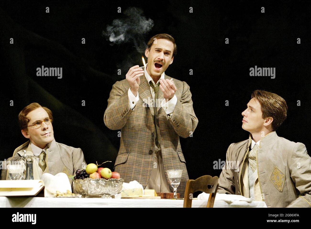 l-r: Simon Day (Ferdinand, Roi de Navarre), Joseph Fiennes (Berowne), John Barrowman (Dumaine) dans LE TRAVAIL D'AMOUR PERDU par Shakespeare au Théâtre Olivier, Théâtre National (NT), Londres SE1 21/02/2003 conception: John Gunter éclairage: David Hersey réalisateur: Trevor Nunn Banque D'Images