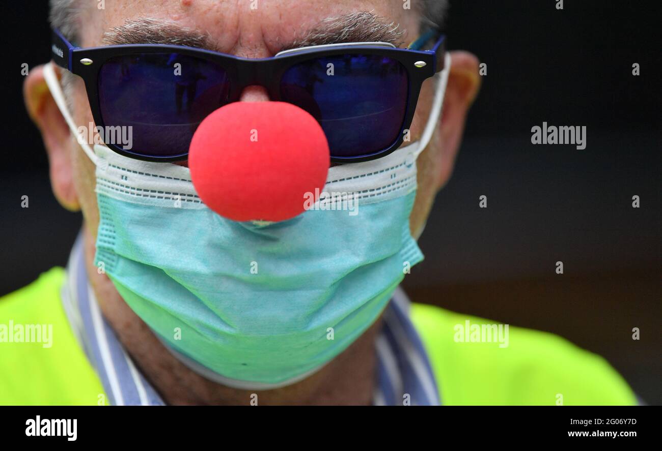 Clown wearing sunglasses Banque de photographies et d'images à haute  résolution - Alamy