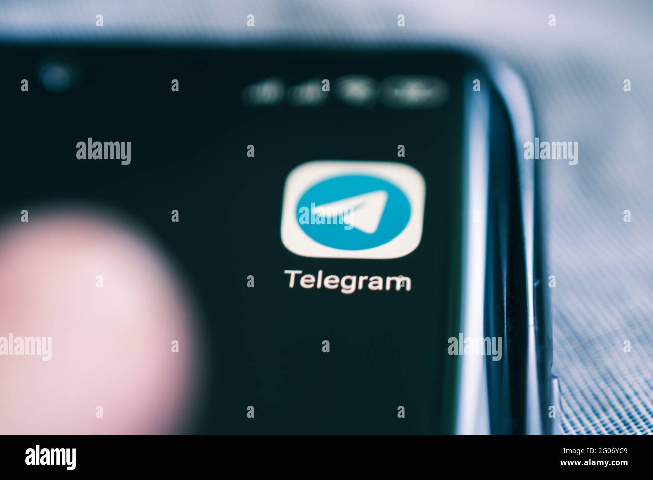 8 avril 2021, Barnaul, Russie : icône d'application de télégramme sur l'écran du smartphone en gros plan. Icône d'application de télégramme avec espace de copie Banque D'Images