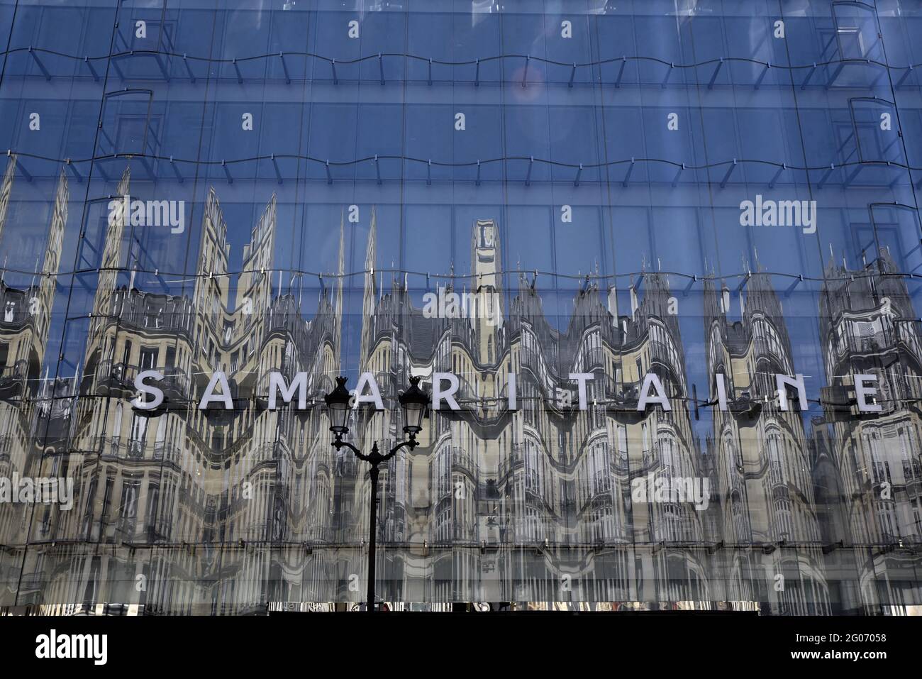 Une photo, prise à Paris, France le 1er juin 2021, montrant le magasin Samaritaine. Fermée depuis 2005, la Samaritaine rouvre ses portes le 19 juin, rassemblant sous son toit en verre un grand magasin, un hôtel de luxe, des bureaux, des logements sociaux et une crèche. En tout, le projet aura coûté à son propriétaire, LVMH, 750 millions. La Samaritaine a été fermée il y a seize ans pour des raisons de sécurité, en raison de sa dilapidation. La célèbre boutique de la rue de Rivoli à Paris devait rouvrir en 2020 pour son 150e anniversaire. Mais la pandémie a encore retardé le projet mené par LVMH, l'actionnaire majoritaire de t Banque D'Images