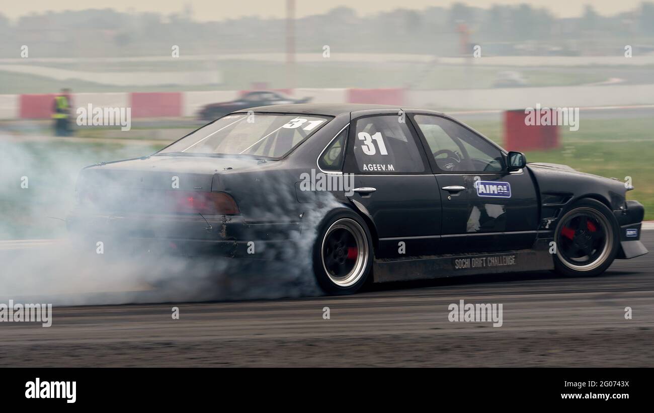 Moscou, Russie. 29 mai 2021. Fumée visible sous les roues d'une voiture de sport grise pendant l'événement.le mode piste du Festival Drift Expo se déroule le 29-30 mai au circuit ADM avec l'exposition de projets modifiés pour la dérive, tels que : ''˜Drift taxi' - une occasion de voyager en tant que passager avec un chauffeur professionnel dans une voiture de sport spécialement préparée sur la piste de course, ''˜Drift Trike Area' - une plate-forme où vous pouvez essayer de conduire un vrai trike dérive et ''˜RC Drift' - dérive sur des voitures radiocommandées. Crédit : Mihail Siergiejewicz/SOPA Images/ZUMA Wire/Alay Live News Banque D'Images