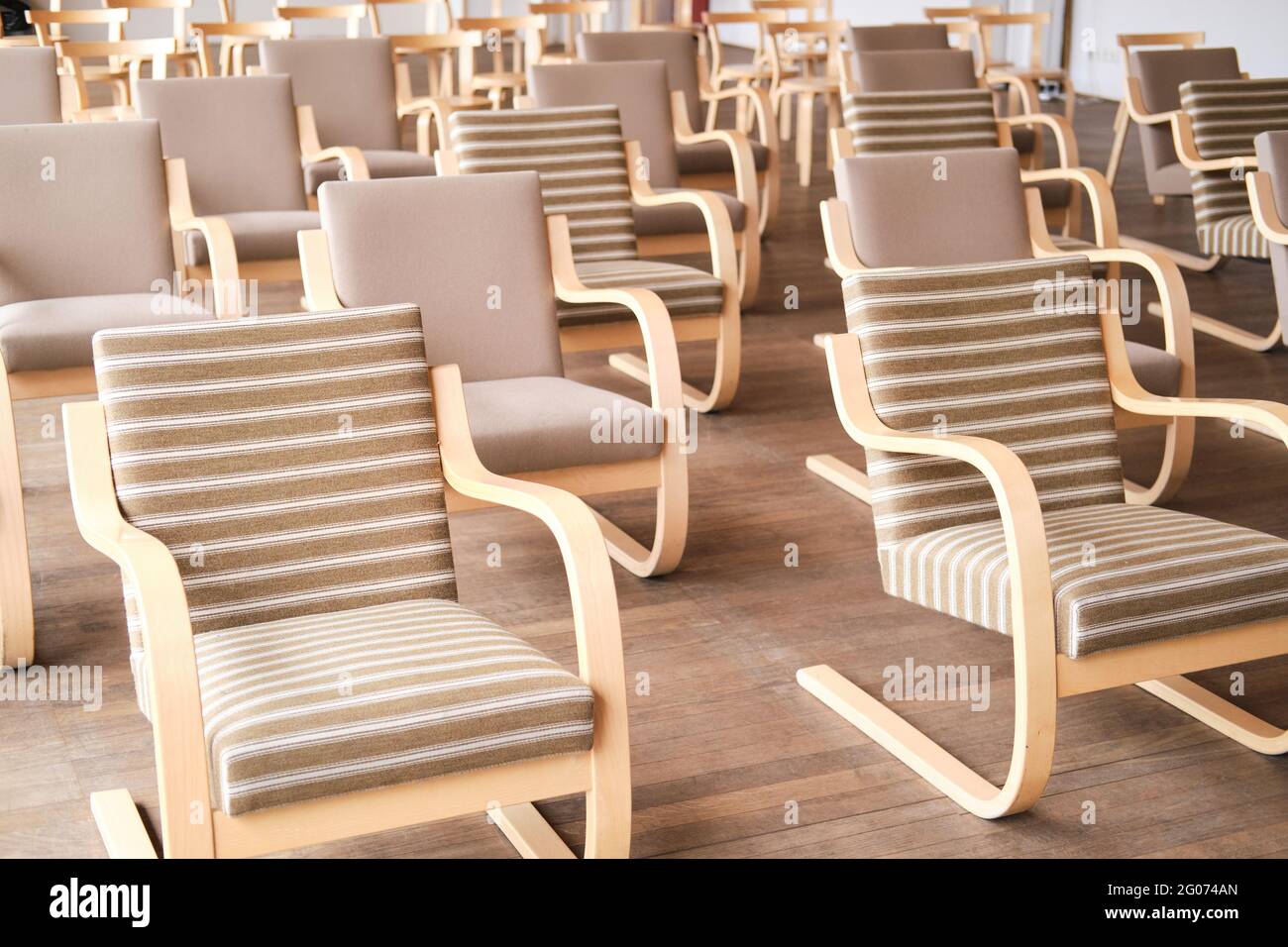 Vue rapprochée des chaises vides dans la salle de conférence moderne Banque D'Images
