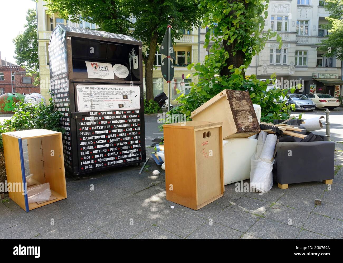 Boîte de collecte pour les vêtements usagés à Moabit, Berlin Banque D'Images