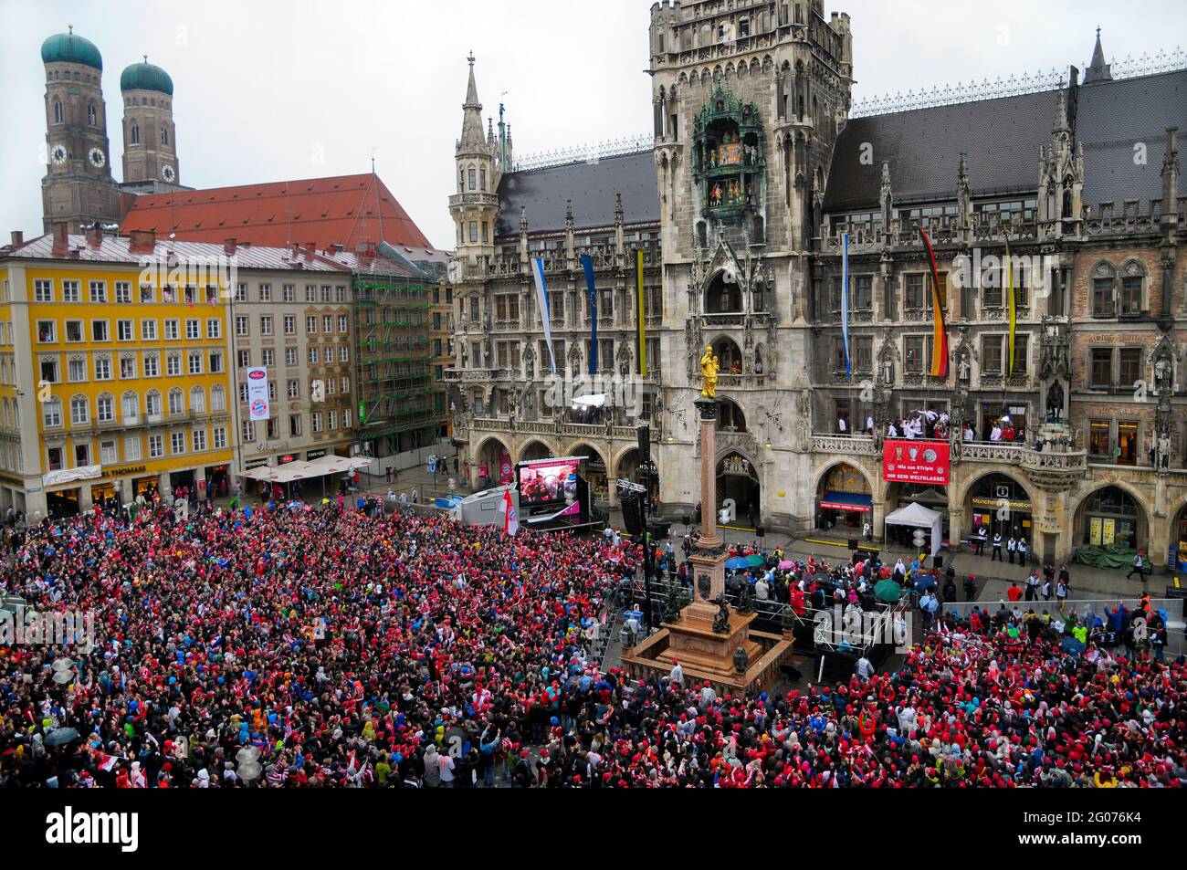 Les footballeurs du FC Bayern et leurs fans célèbrent la Triple victoire sur Marienplatz à Munich, Allemagne, le 2 juin 2013 Banque D'Images