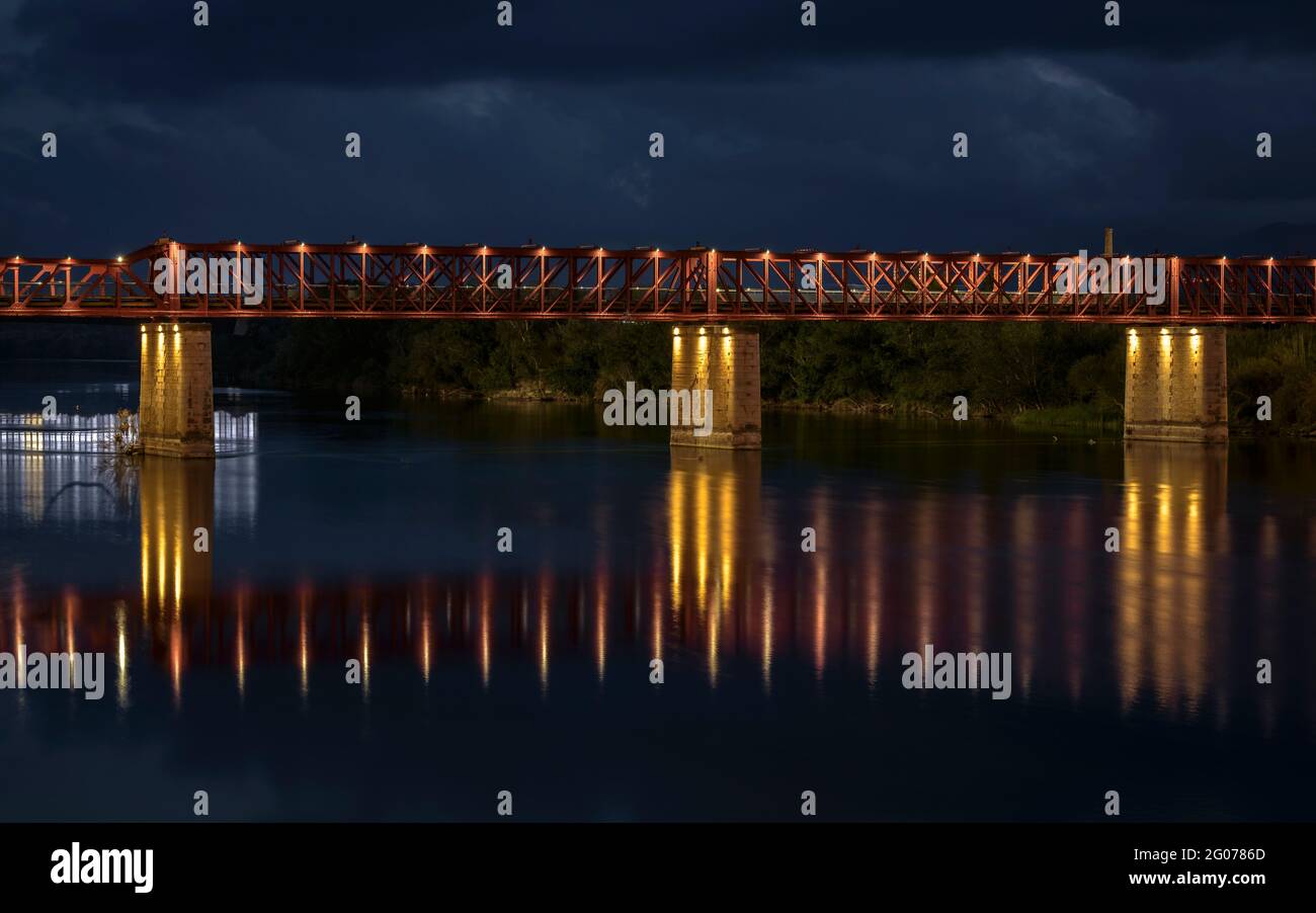 Heure bleue et nuit dans la ville de Tortosa et la rivière Ebro (Tarragone, Catalogne, Espagne) ESP: Hora azul y noche en Tortosa con el río Ebro a su paso Banque D'Images