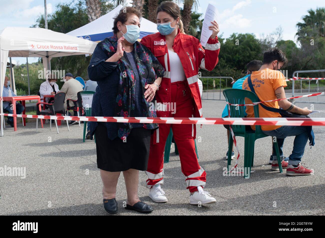 Une femme vue avec un membre de la Croix-Rouge lors de la vaccination de masse à Vulcano.la vaccination de masse a commencé sur l’île Vulcano sous la direction de l’équipe de la région de Sicilia, le Commissaire spécial pour l’urgence Copolvid-19 dans la zone métropolitaine de Messine (Ufficio Commissario ad Acta per l’Emergenza Covid-19 per l’Area Metitana di Messina) Et l'équipe locale de la Croix-Rouge. Des doses de vaccins Moderna et Johnson & Johnson ont été administrées aux résidents afin de mettre en œuvre le programme « îles sans Covid » pour l'été. Banque D'Images