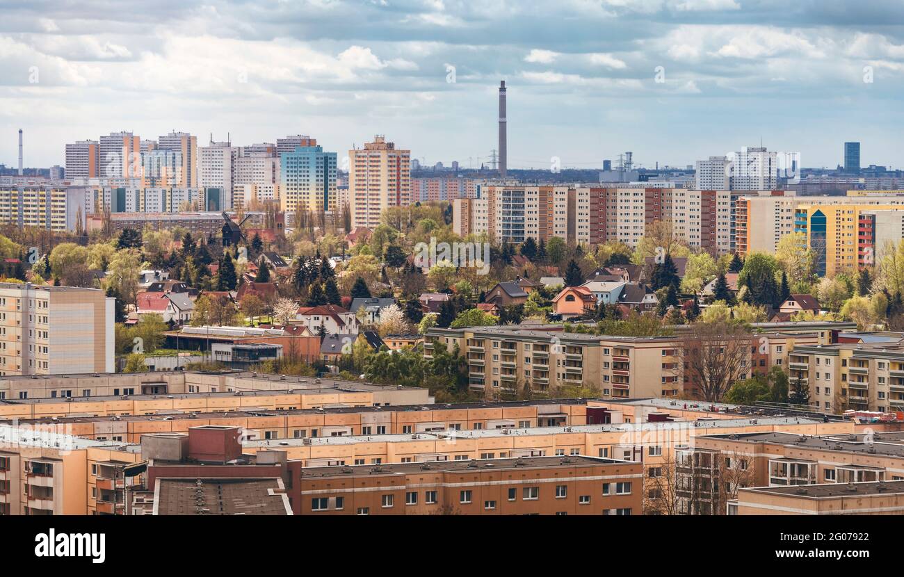 ce domaine idyllique avec moulin à vent est entouré de hauts bâtiments à berlin marzahn hellersdorf Banque D'Images