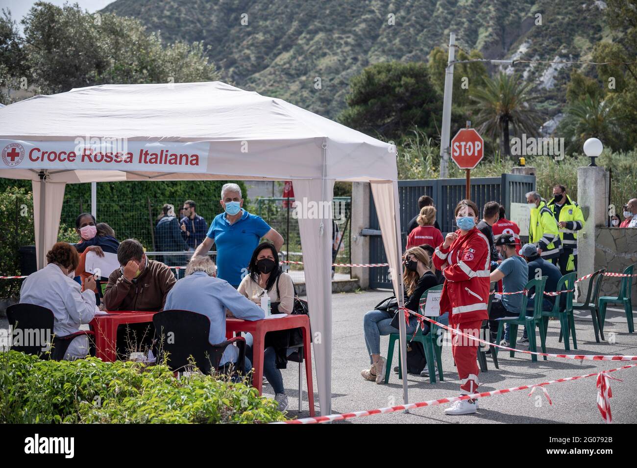 Les personnes vues discutant avec des médecins au point d'anamnèse pendant la vaccination de masse à Vulcano.la vaccination de masse a commencé sur l'île Vulcano sous la direction de l'équipe de la région de Sicilia, le Commissaire spécial pour l'urgence Covid-19 pour la zone métropolitaine de Messine (Ufficio Commissario ad Acta per l'Emergenza Covid-19 per l'Area Metropolitana di Messina) Et l'équipe locale de la Croix-Rouge. Des doses de vaccins Moderna et Johnson & Johnson ont été administrées aux résidents afin de mettre en œuvre le programme « îles sans Covid » pour l'été. Banque D'Images