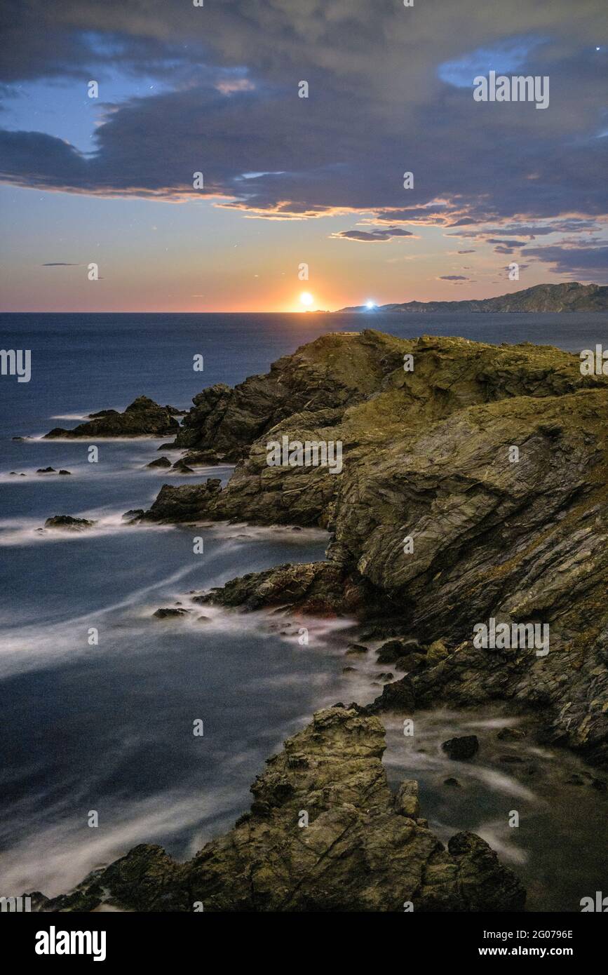 Cap Ras Cape côtière, la nuit, avec la lune qui s'élève à l'horizon (Costa Brava, Gérone, Catalogne, Espagne) Banque D'Images