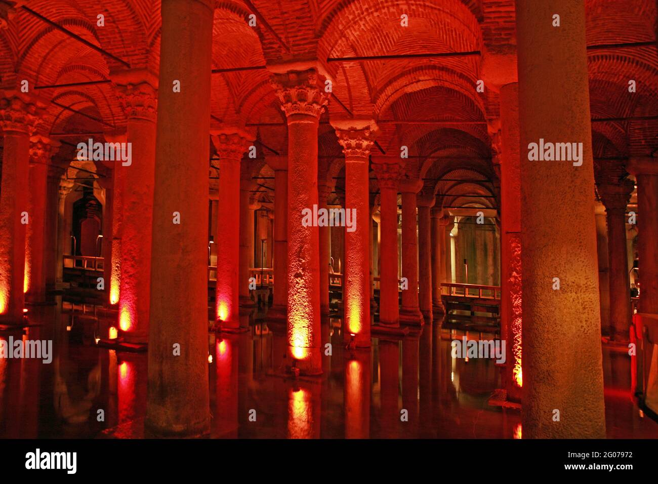 Basilica Cisternis est un réservoir d'eau souterrain à Istanbul. Il peut contenir 100 millions de litres d'eau. Il a été construit au 5ème siècle. Banque D'Images