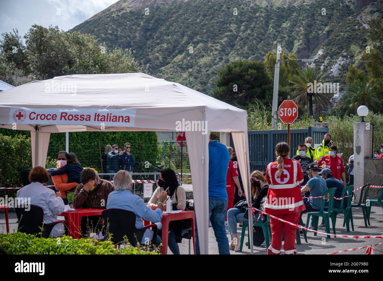 Les gens vus parler avec des médecins au point d'anamnèse pendant la vaccination de masse à Vulcano.la vaccination de masse a commencé sur l'île Vulcano sous la direction de l'équipe de la région de Sicilia, le Commissaire spécial pour l'urgence Covid-19 pour la zone métropolitaine de Messine (Ufficio Commissario ad Acta per l'Emergenza Covid-19 per l'Area Metropolitana di Messina) Et l'équipe locale de la Croix-Rouge. Des doses de vaccins Moderna et Johnson & Johnson ont été administrées aux résidents afin de mettre en œuvre le programme « îles sans Covid » pour l'été. (Photo de Valeria Ferraro/SOPA Images/Sipa USA) Banque D'Images