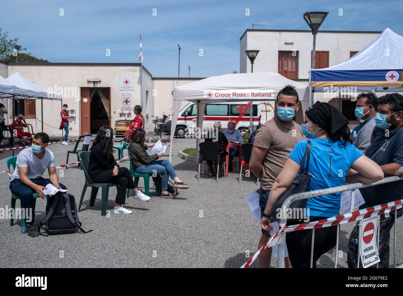 Les gens attendent du point d'anamnèse pour recevoir leur vaccin lors de la vaccination de masse.la vaccination de masse a commencé sur l'île Vulcano sous la direction de l'équipe de la région de Sicilia, le Commissaire spécial pour l'urgence Copolvid-19 pour la zone métropolitaine de Messine (Ufficio Commissario ad Acta per l'Emergenza Covid-19 per l'Area Metitana di Messina) Et l'équipe locale de la Croix-Rouge. Des doses de vaccins Moderna et Johnson & Johnson ont été administrées aux résidents afin de mettre en œuvre le programme « îles sans Covid » pour l'été. (Photo de Valeria Ferraro/SOPA Images/Sipa USA) Banque D'Images