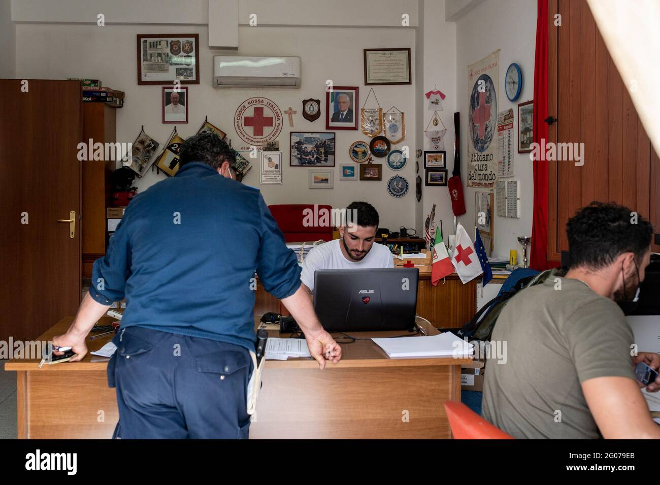 Les jeunes hommes enregistrent des données au Centre médical de la Croix-Rouge pendant la vaccination de masse.la vaccination de masse a commencé sur l'île Vulcano sous la direction de l'équipe de la région de Sicilia, le Commissaire spécial pour l'urgence Covid-19 pour la zone métropolitaine de Messine (Ufficio Commissario ad Acta per l'Emergenza Covid-19 per l'Area Metropolitana di Messina) Et l'équipe locale de la Croix-Rouge. Des doses de vaccins Moderna et Johnson & Johnson ont été administrées aux résidents afin de mettre en œuvre le programme « îles sans Covid » pour l'été. (Photo de Valeria Ferraro/SOPA Images/Sipa USA) Banque D'Images