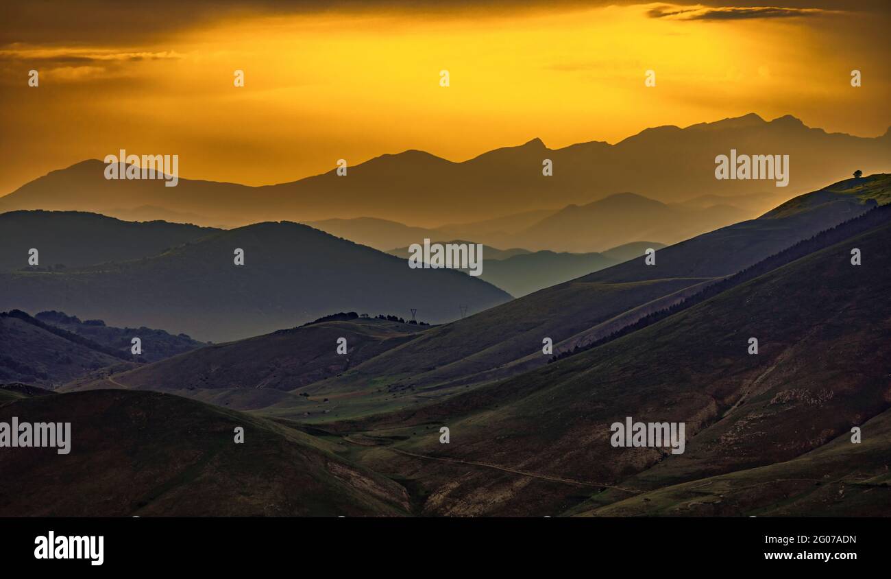Coucher de soleil rouge sur les sommets des Abruzzes. Abruzzes, Italie, Europe Banque D'Images