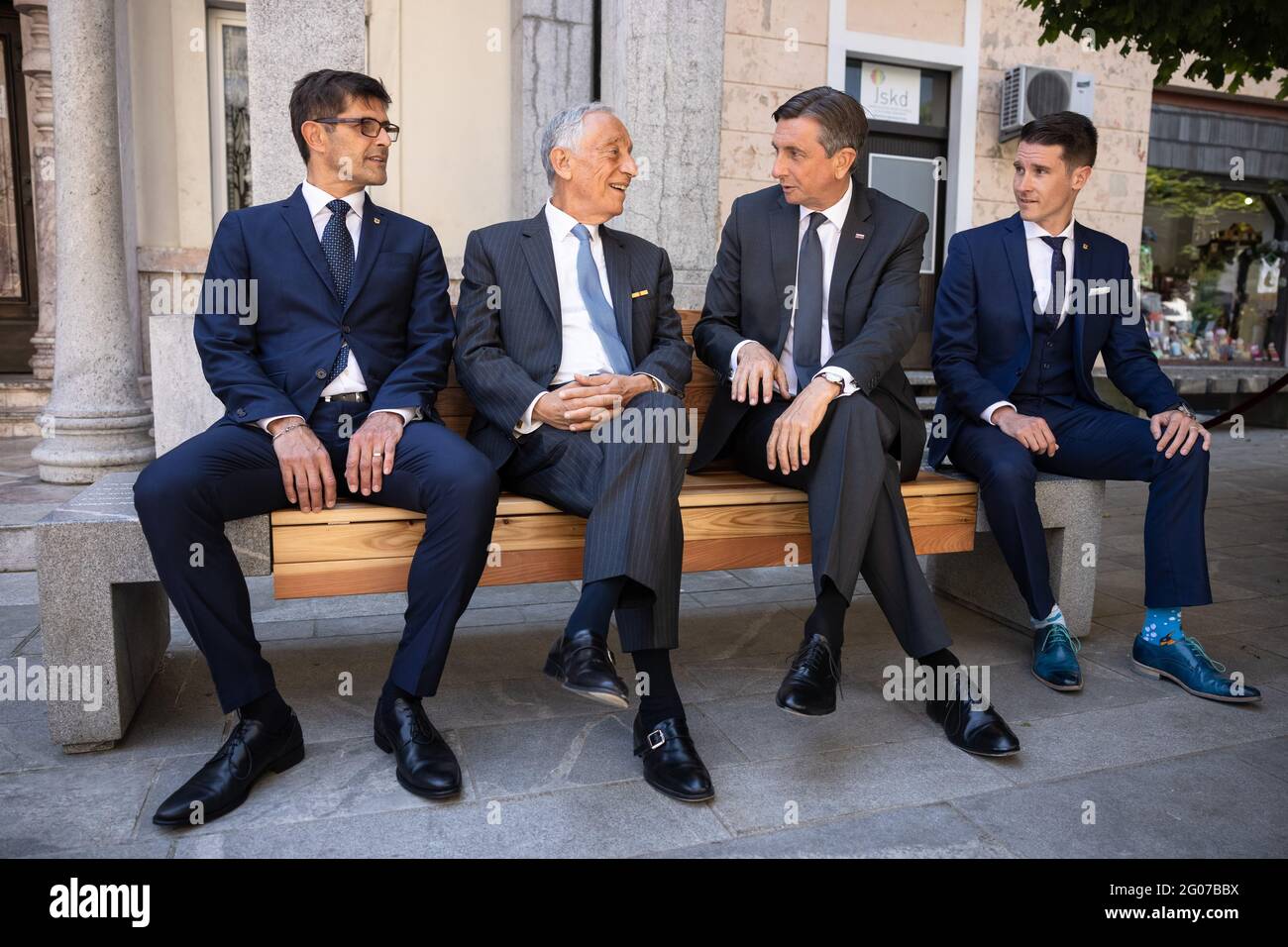 Kranj, Slovénie. 1er juin 2021. Président de la Slovénie Borut Pahor (2e à partir de la droite), président du Portugal Marcelo Rebelo de Sousa (2e à partir de la gauche), maire de Kranj Matjaz Rakovec (à gauche) et maire adjoint Janez Cerne (à droite) parlent alors qu'ils sont assis sur un banc d'amitié à Kranj, Slovénie.le Président de la Slovénie Borut Pahor et le Président du Portugal Marcelo Rebelo de Sousa ont dévoilé un banc d'amitié consacré aux liens amicaux et à la coopération entre les deux pays lors de la visite de M. Sousa en Slovénie à Kranj. Crédit : SOPA Images Limited/Alamy Live News Banque D'Images