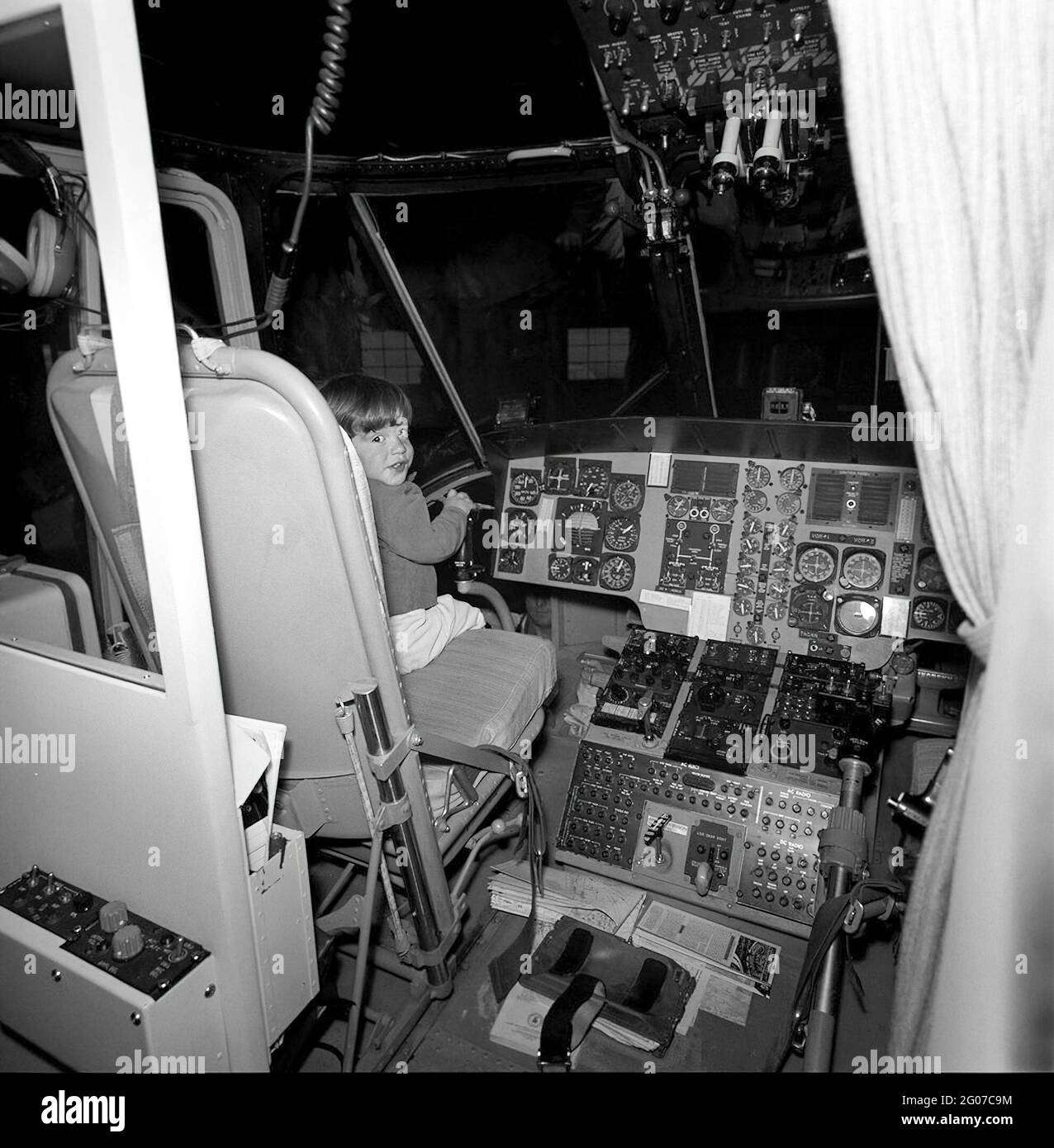 31 mars 1963 John F. Kennedy, Jr., est assis dans le poste de pilotage de l'hélicoptère présidentiel lors d'une excursion d'un week-end au Camp David dans le comté de Frederick, Maryland. Banque D'Images