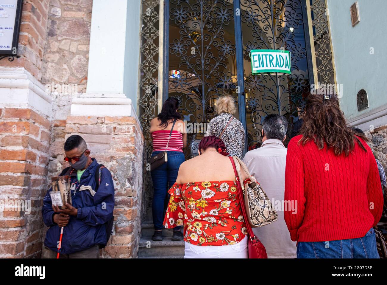 Les adorateurs se trouvent devant une église à Puerto Vallarta, au Mexique, pendant la pandémie de Covid-19 Banque D'Images