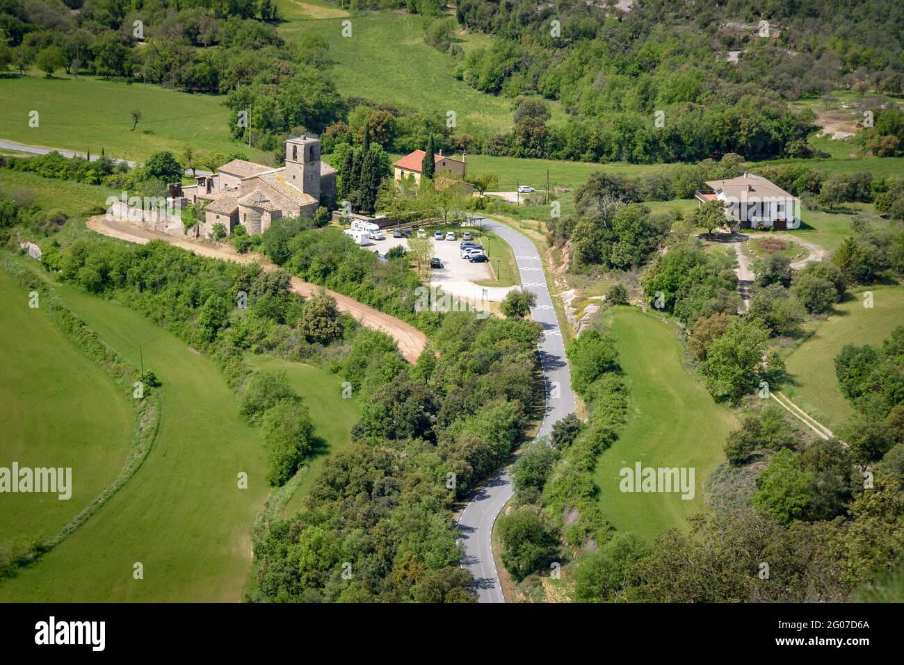 Village de Lluçà vu de la colline du château de Lluçà au printemps (Osona, Barcelone, Catalogne, Espagne) Banque D'Images