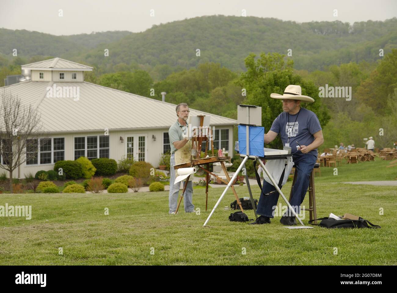 AUGUSTA, ÉTATS-UNIS - 30 avril 2009 : les artistes de plein air peignant dans le paysage du Missouri. Banque D'Images