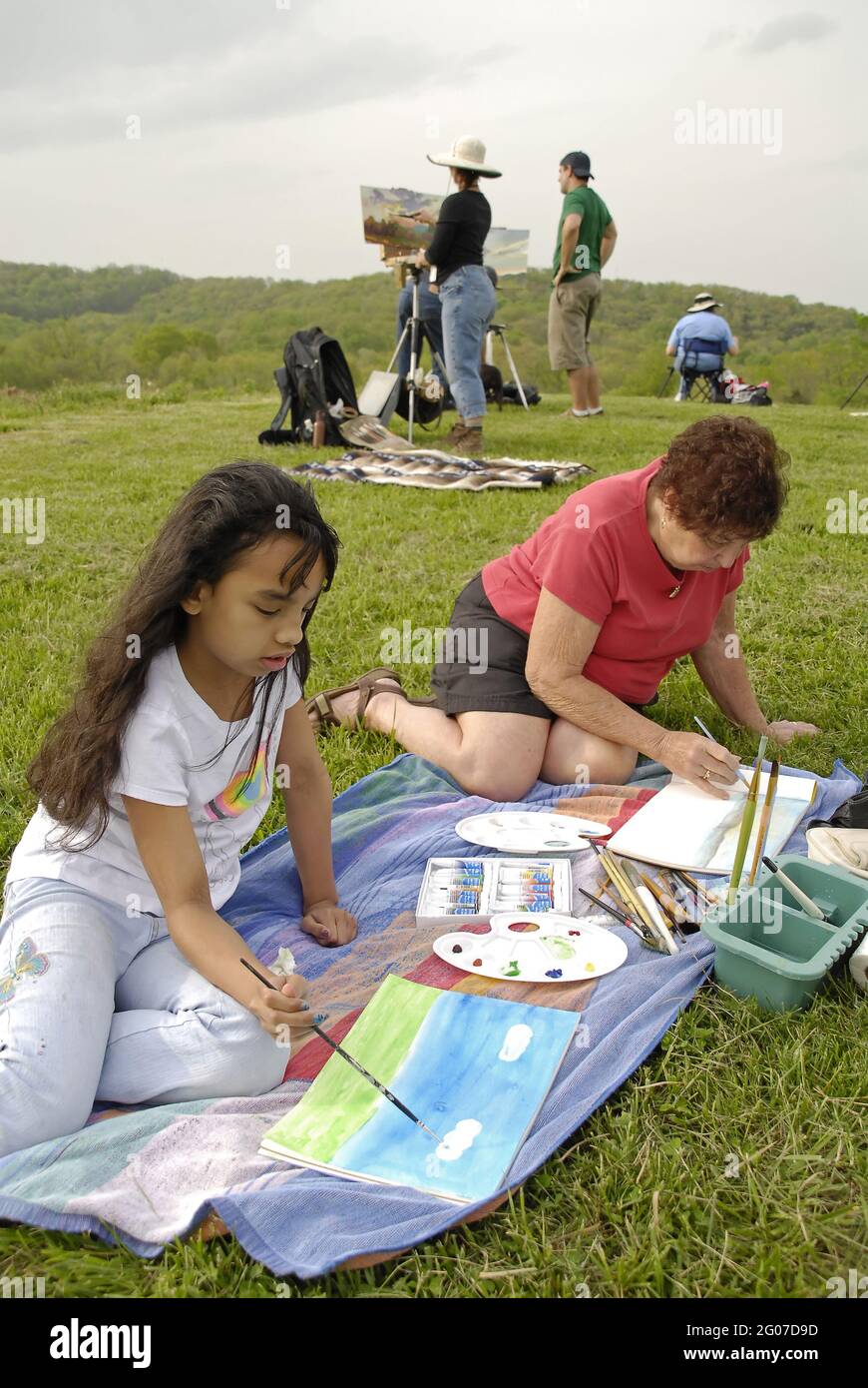 AUGUSTA, ÉTATS-UNIS - 30 avril 2009 : une jeune fille et des adultes peinture à l'air plein dans le paysage du Missouri. Banque D'Images