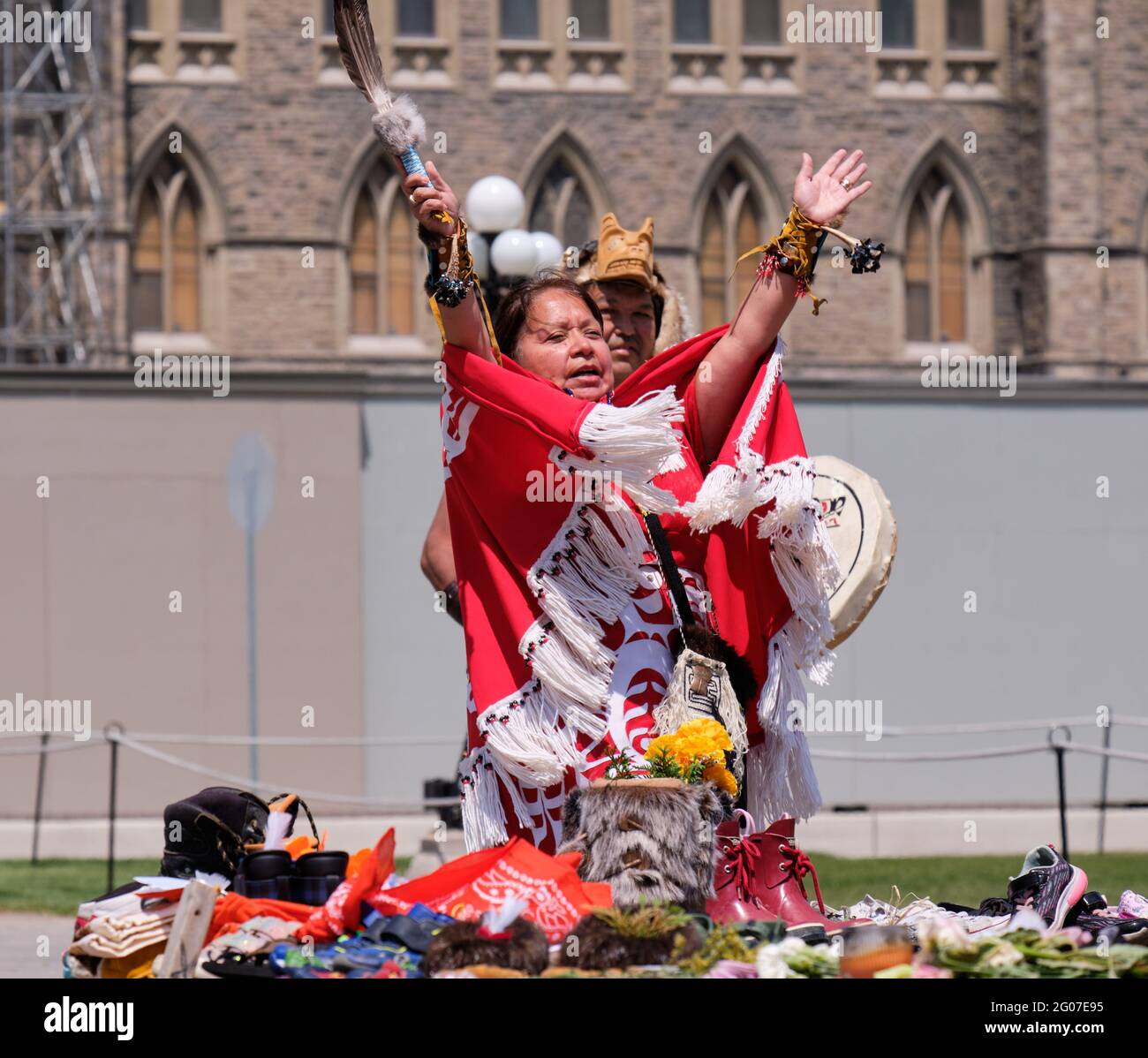 Ottawa, Canada. 1er juin 2021. Les membres des collectivités des Premières Nations organisent une cérémonie à la mémoire des 215 enfants retrouvés enterrés dans un ancien pensionnat à un monument commémoratif devant le Parlement canadien. Un couple autochtone effectue une cérémonie de tambour et de danse autochtone en mémoire des enfants. Crédit : meanderingemu/Alamy Live News Banque D'Images