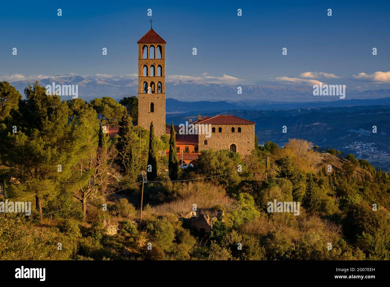 Monastère de Sant Benet au lever du soleil, avec les Pyrénées en arrière-plan (Montserrat, Barcelone, Catalogne, Espagne) Banque D'Images