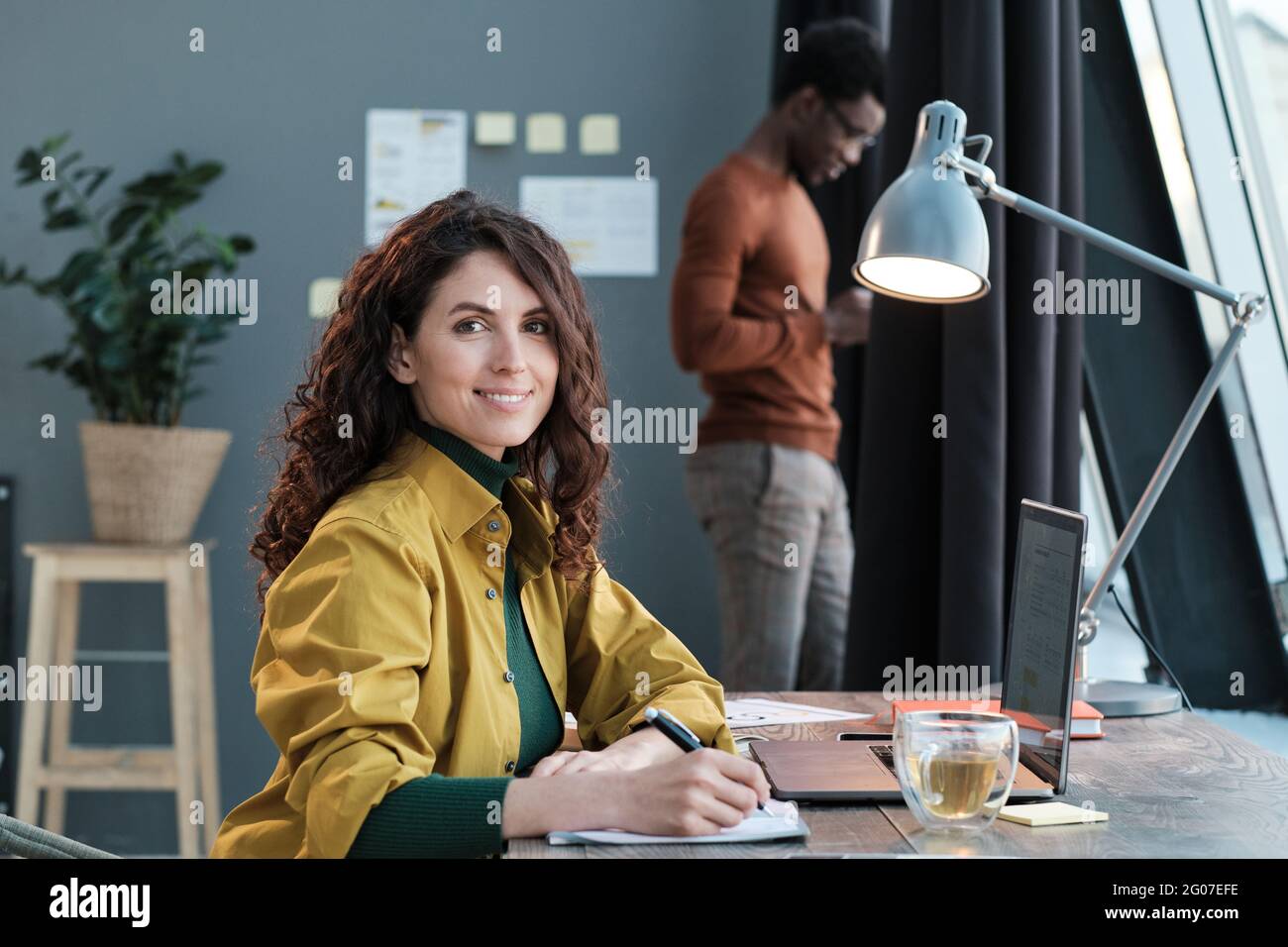 Portrait d'une femme d'affaires réussie travaillant au bureau avec son collègue Banque D'Images