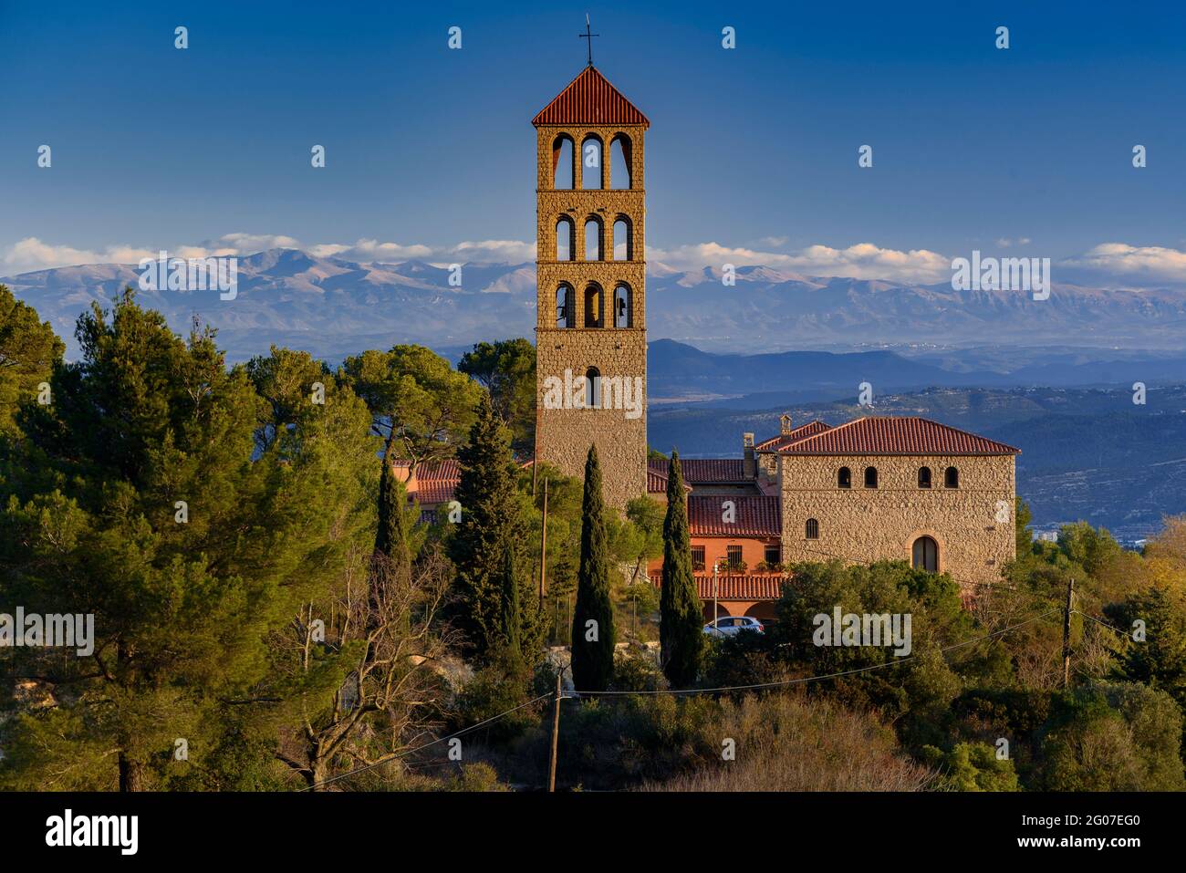 Monastère de Sant Benet au lever du soleil, avec les Pyrénées en arrière-plan (Montserrat, Barcelone, Catalogne, Espagne) Banque D'Images