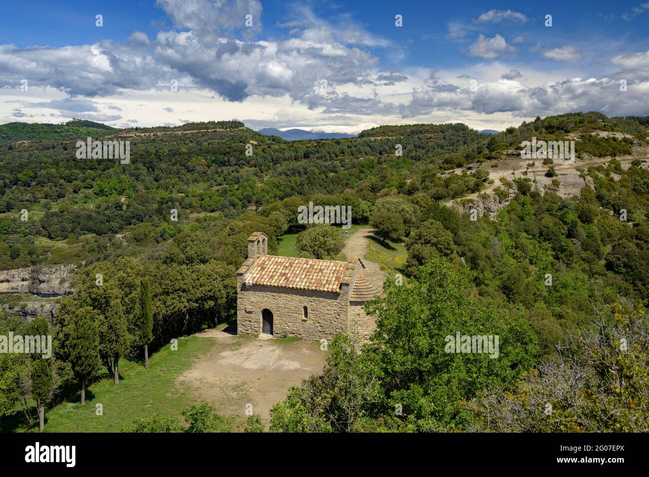 Hermitage Sant Martí Xic et sommet au printemps (Osona, Barcelone, Catalogne, Espagne) ESP: CIMA y ermita de Sant Martí Xic en primavera, Cataluña, España Banque D'Images