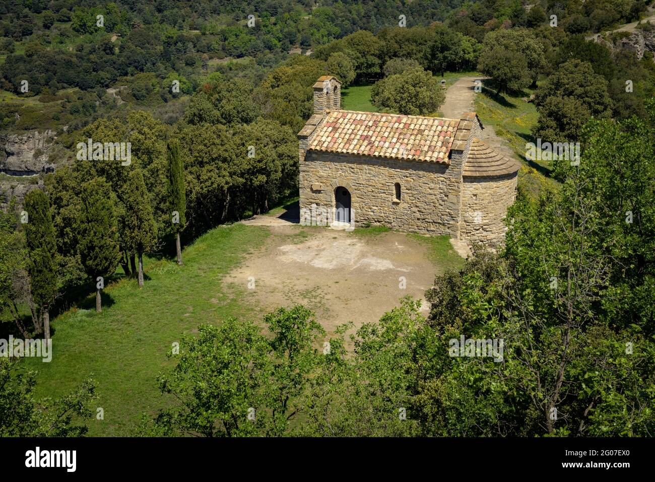 Hermitage Sant Martí Xic et sommet au printemps (Osona, Barcelone, Catalogne, Espagne) ESP: CIMA y ermita de Sant Martí Xic en primavera, Cataluña, España Banque D'Images