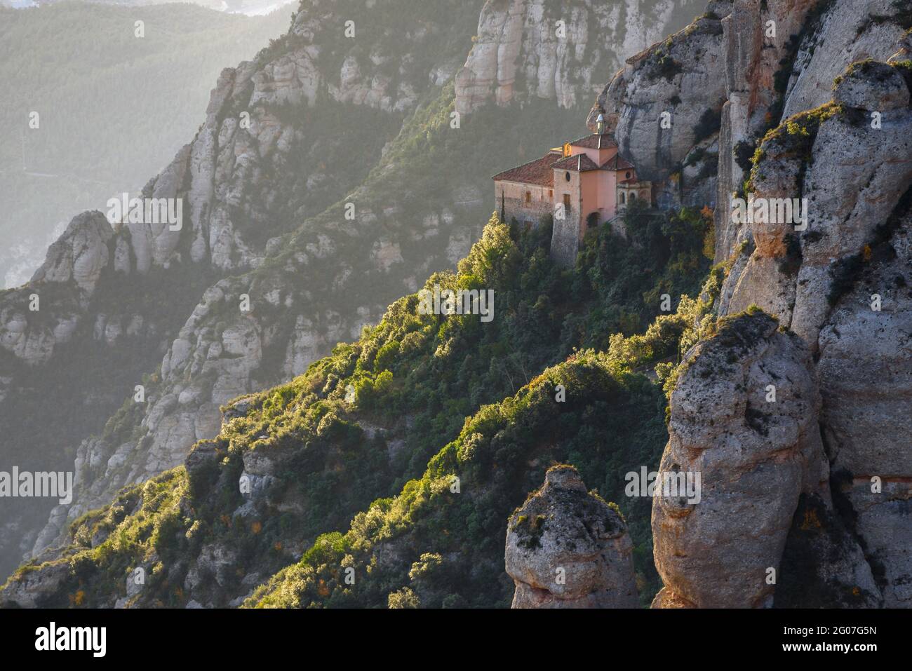 La grotte Sainte (la Santa Cova), vue de l'abbaye de Montserrat (Barcelone, Catalogne, Espagne) ESP: La Santa Cueva, vista desde la Abadía de Montserrat Banque D'Images