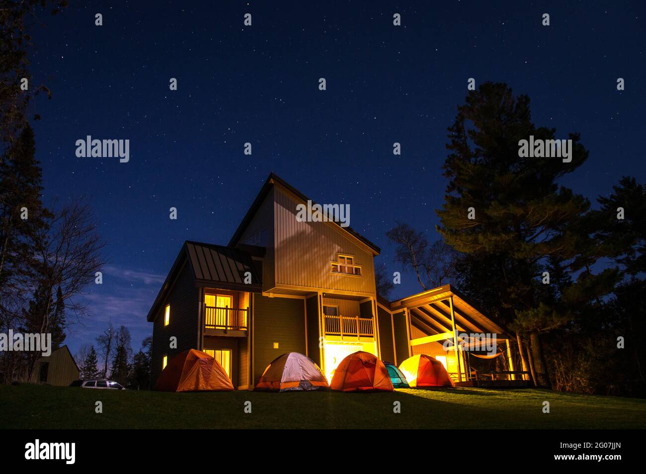 Tentes sous un ciel étoilé, Headlands International Dark Sky Park, Michigan, États-Unis Banque D'Images