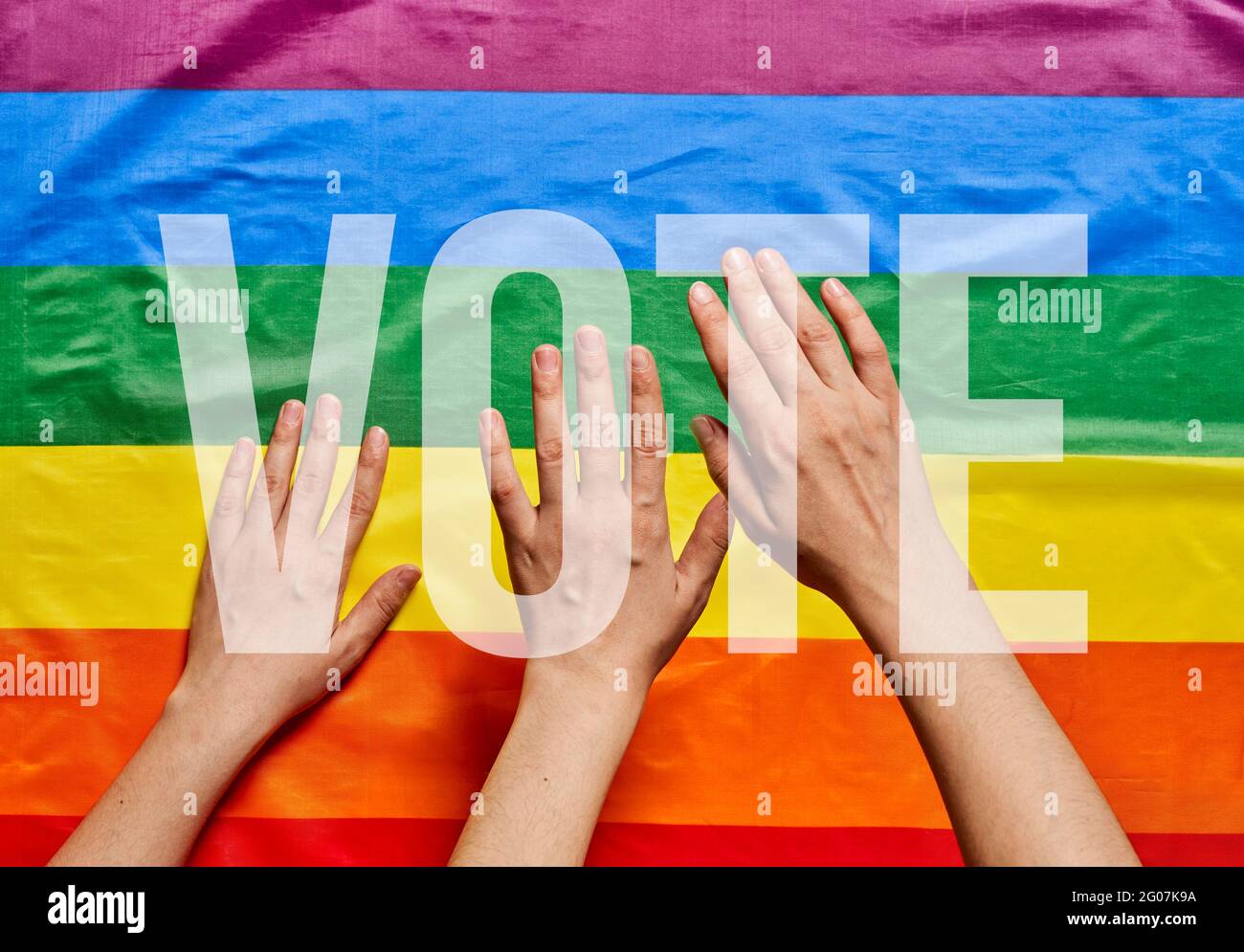 Les personnes LGBT votent. Élections LGBT. Mains de personnes sur fond de drapeau LGBT Banque D'Images