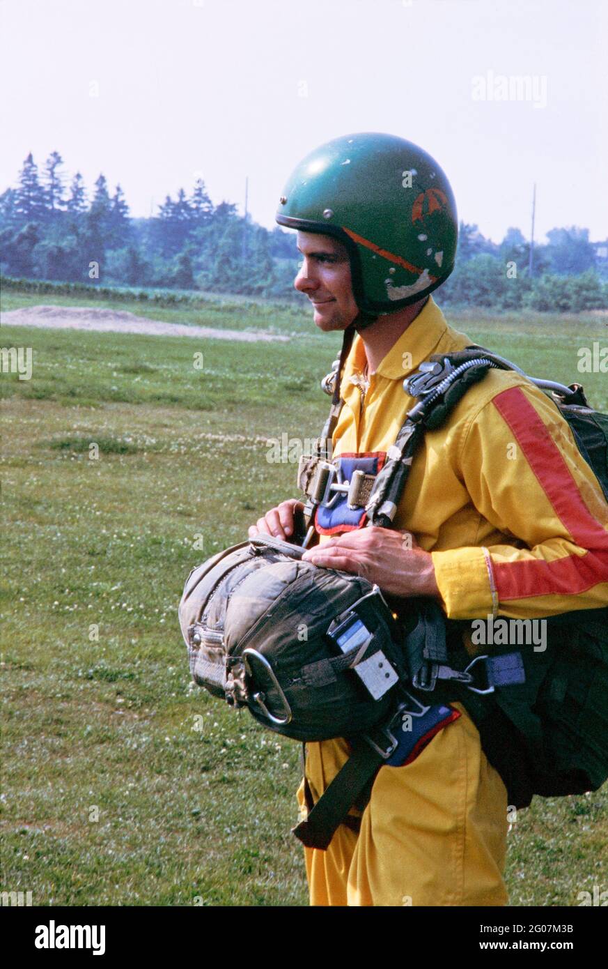 Parachutisme, parachute et parachutisme avec Jeff Krotz 1982 à Simcoe Ontario Canada Banque D'Images