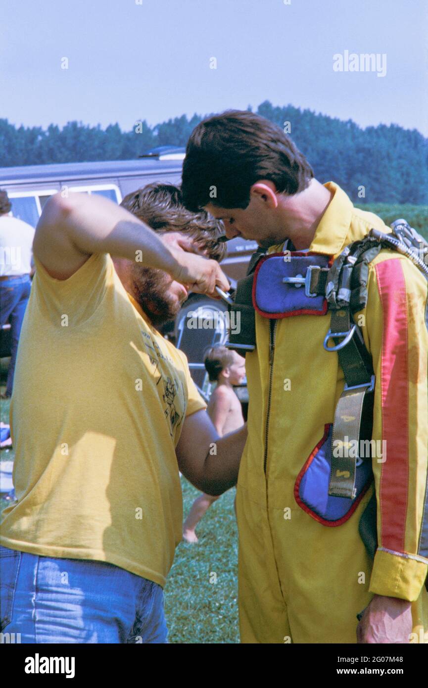Parachutisme, parachute et parachutisme avec Jeff Krotz 1982 à Simcoe Ontario Canada Banque D'Images