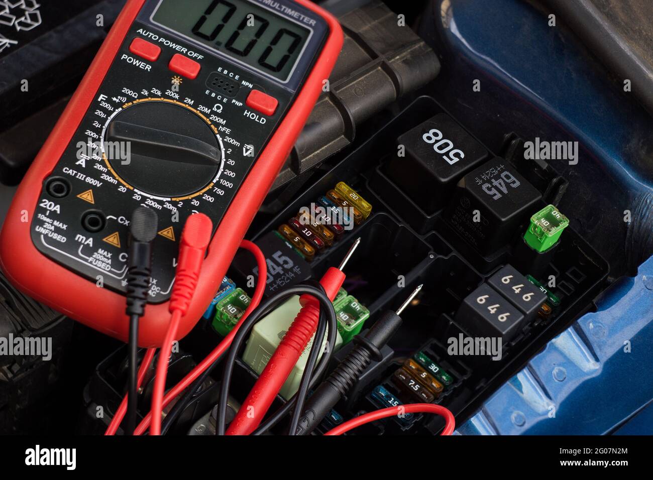 Concept d'entretien, de réparation et d'entretien automatiques - multimètre  numérique ou voltmètre pour tester la batterie de voiture Photo Stock -  Alamy