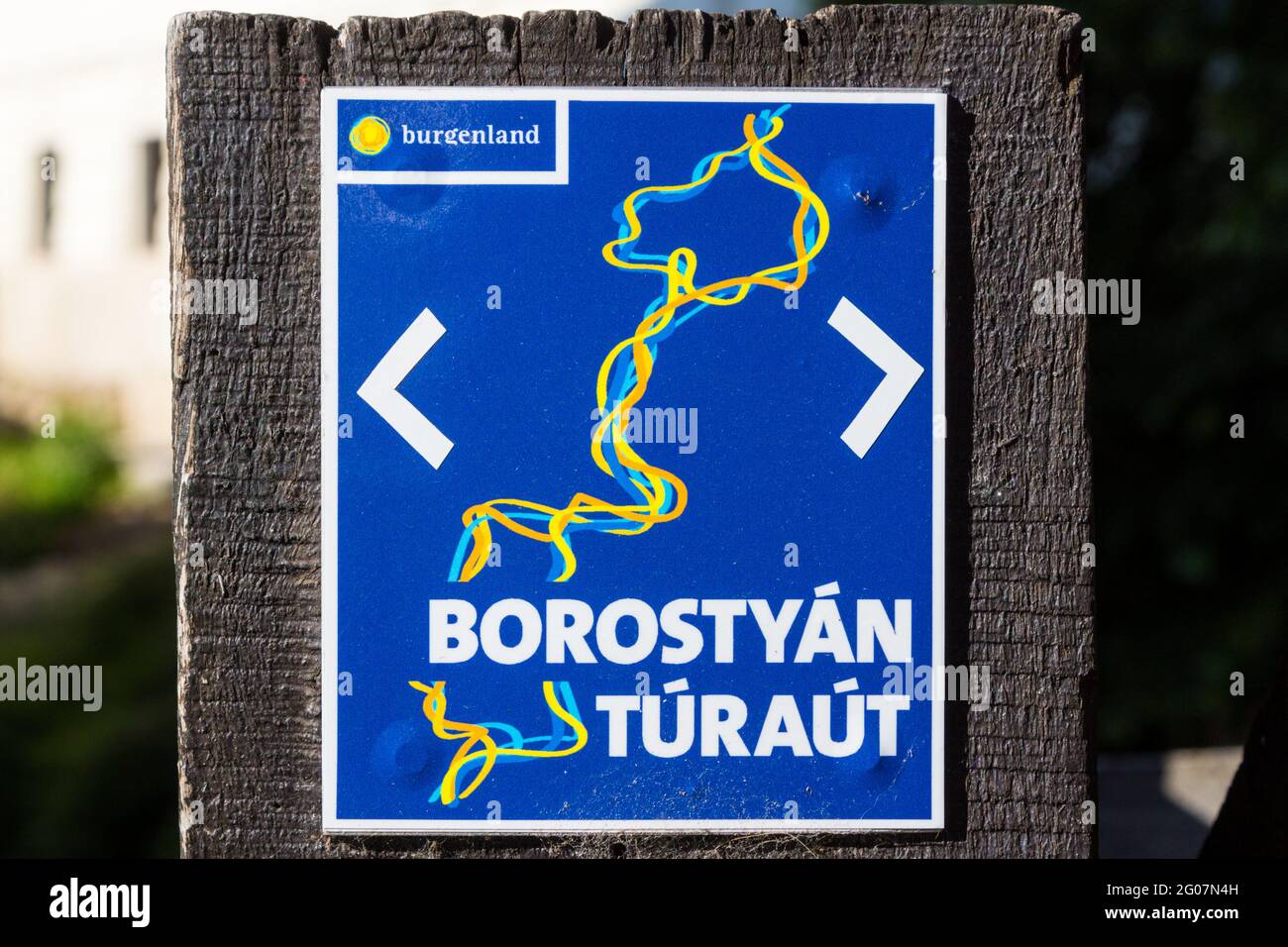 Panneau Bernstein Trail (Borostyan turaut) sur une clôture en bois, Sopron, Hongrie Banque D'Images