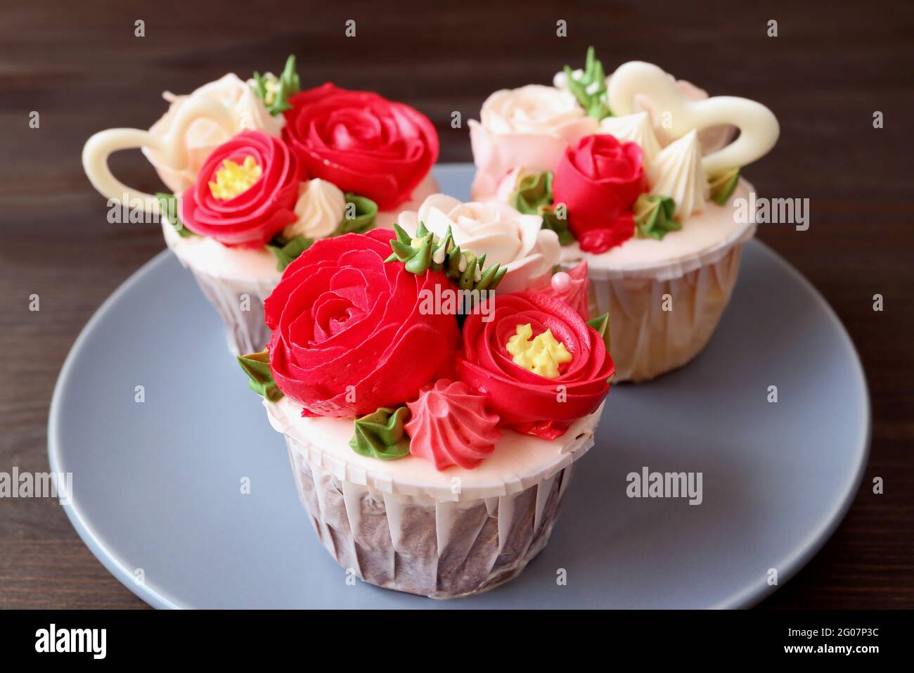 Assiette De Delicieux Bouquet De Fleurs En Forme De Glacer Les Petits Gateaux Sur Fond Brun Fonce Photo Stock Alamy