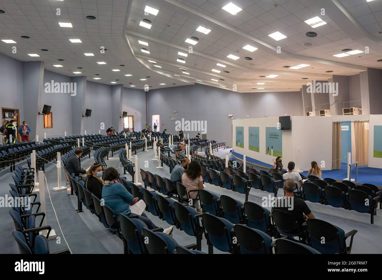 Les gens bavarder en attendant l'anamnèse au Centre des congrès. Selon le programme “îles sans Covid” pour l’été, la population de Lipari, la plus importante des îles éoliennes de Sicile, a reçu le vaccin anti COVID-19 au Palais des Congrès. Le programme a été exécuté par une équipe de la région sicilienne, sous la direction du Commissaire spécial pour l'urgence Covid-19 de la zone métropolitaine de Messine (Ufficio Commissario ad Acta per l'Emergenza Covid-19 per l'Area Metropolitana di Messina) et avec l'aide de la Marine italienne. (Photo par Valeria Ferraro/SOP Banque D'Images