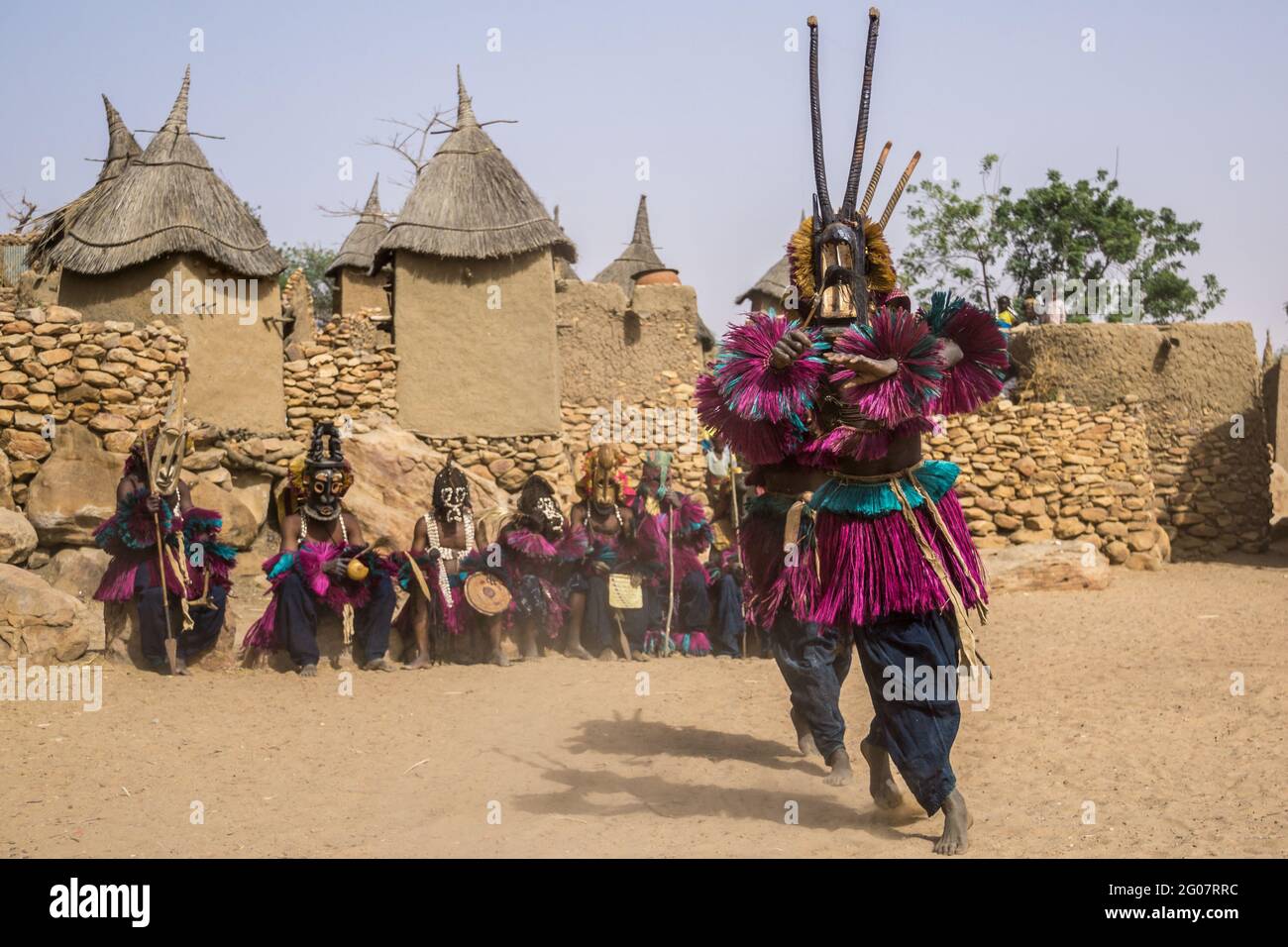 Masque danseurs dans le village de Tielli, pays Dogon, Mali Banque D'Images