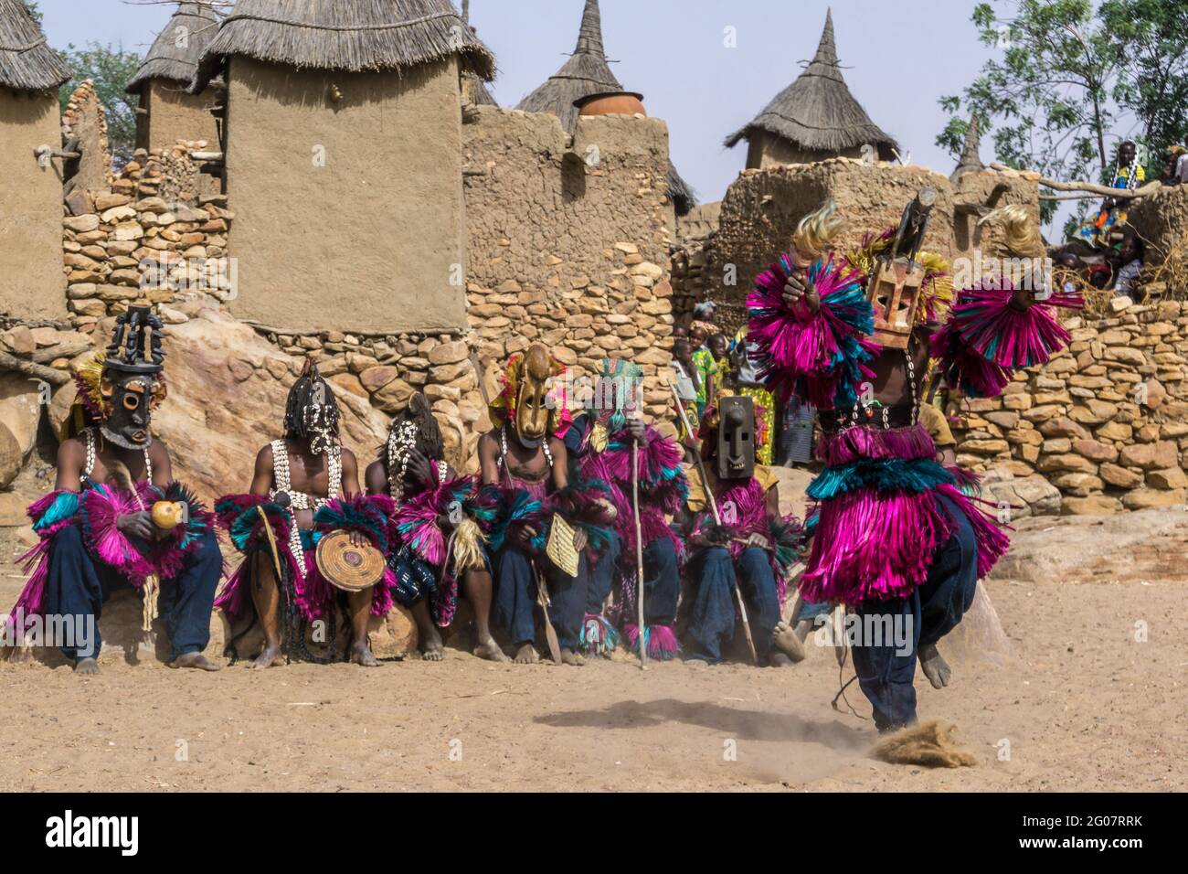 Masque danseurs dans le village de Tielli, pays Dogon, Mali Banque D'Images