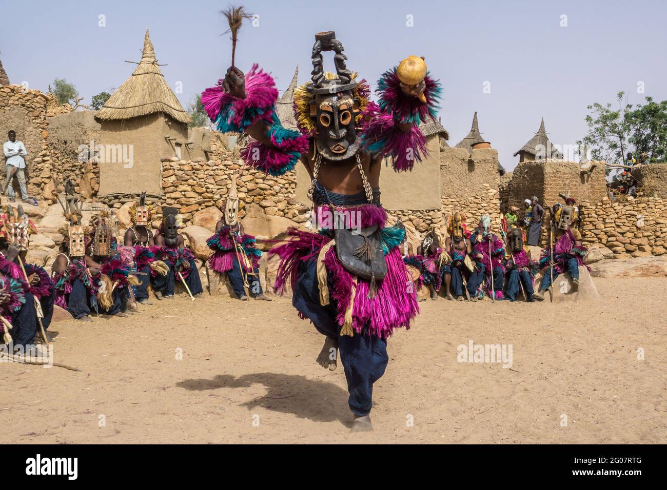 Masque danseurs dans le village de Tielli, pays Dogon, Mali Banque D'Images