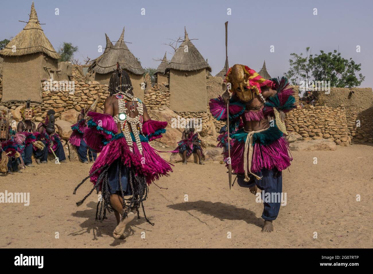 Masque danseurs dans le village de Tielli, pays Dogon, Mali Banque D'Images