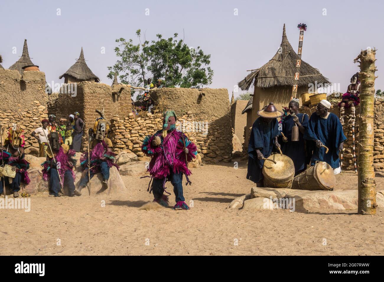 Masque danseurs dans le village de Tielli, pays Dogon, Mali Banque D'Images