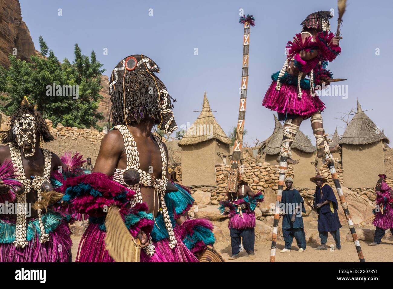 Masque danseurs dans le village de Tielli, pays Dogon, Mali Banque D'Images