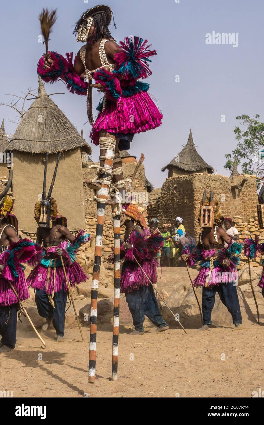 Masque danseurs dans le village de Tielli, pays Dogon, Mali Banque D'Images