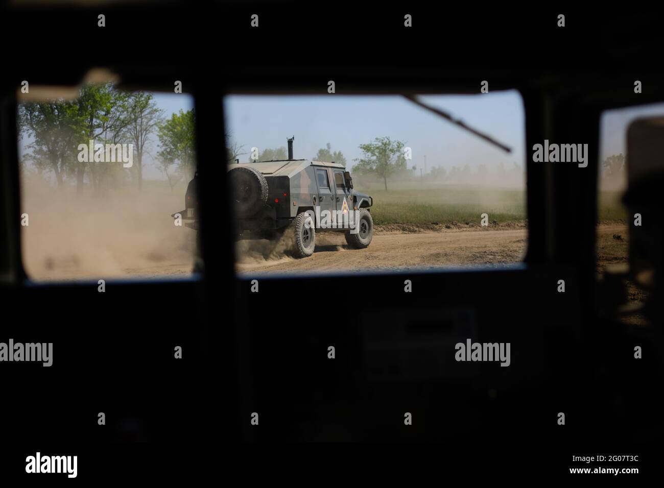 Smardan, Roumanie - 11 mai 2021 : véhicule blindé uro Vamtac de l'armée roumaine vu d'un autre véhicule blindé, dans le champ de tir de Smardan. Banque D'Images